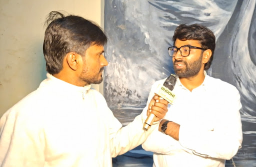 इस तस्वीर में सुमन शेखर विश्वविद्यालय की समस्याओं और अपने विज़न पर चर्चा कर रहे हैं।