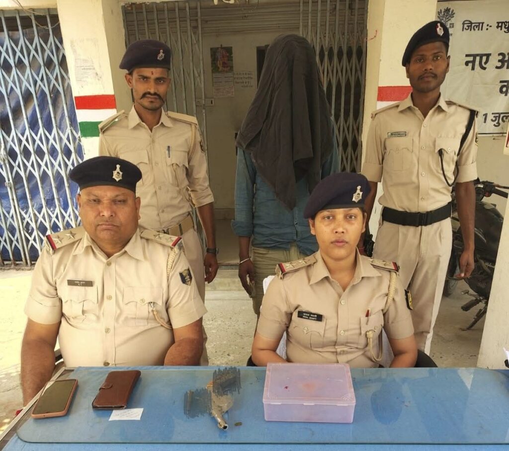 मधुबनी पुलिस द्वारा गिरफ्तार अभियुक्त और बरामद देशी कट्टा