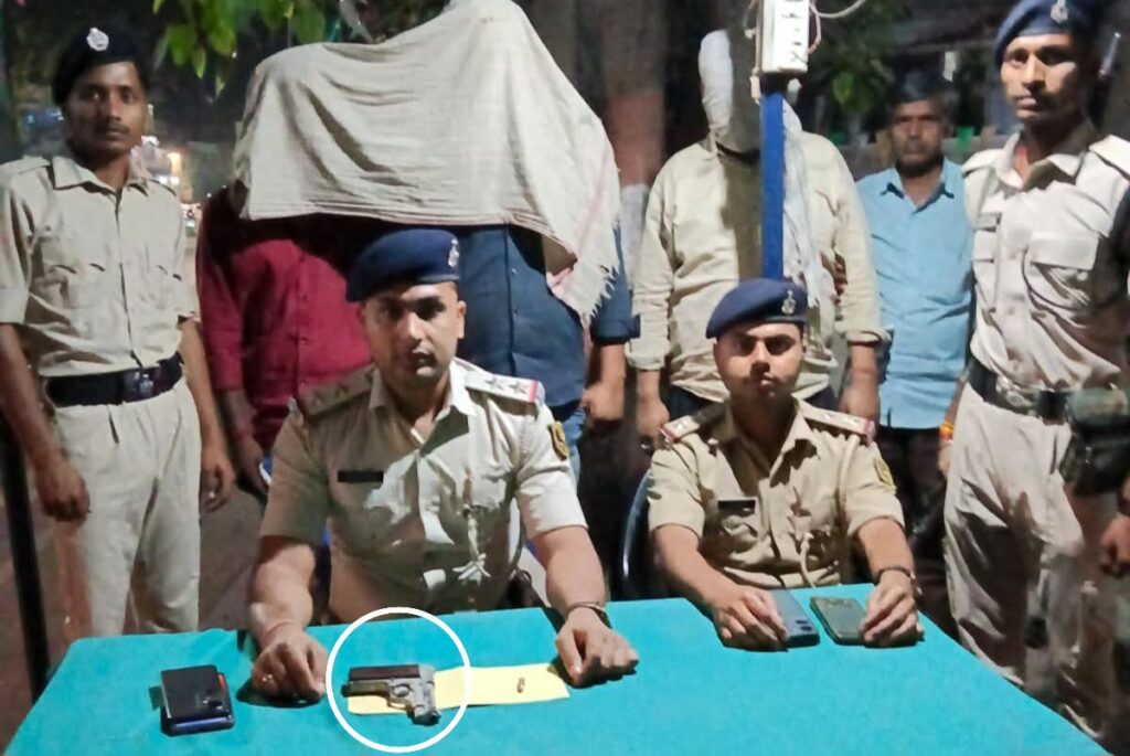 टौना थाना क्षेत्र के सिरसिया गांव से बरामद देशी पिस्टल, जिंदा कारतूस और मोबाइल फोन।