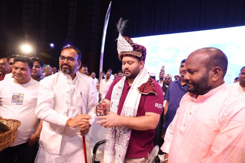 तेजस्वी यादव पटना के बापू सभागार में पान सम्मान सह IIP स्थापना दिवस कार्यक्रम के दौरान मंच से जनता को संबोधित करते हुए।